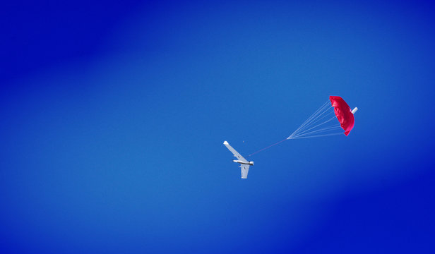 Unmanned aerial vehicle descends by parachute