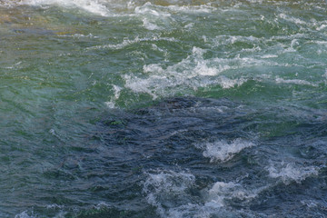 Agua de río brava cristalina