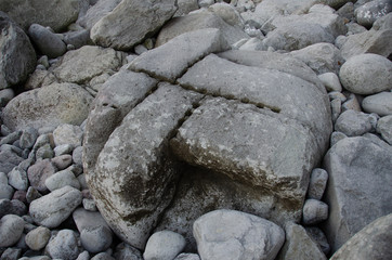 Fototapeta na wymiar 静岡県賀茂郡東伊豆町稲取の海岸に点在する江戸城築城石の採石跡です。あいている穴は「矢穴」といい、この穴に木を入れ水を注ぎます。すると、木が水を吸って膨張し、石が割れます。