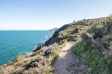 Fototapeta na wymiar Sentier littoral aux bords de la côte vermeille vers Collioure