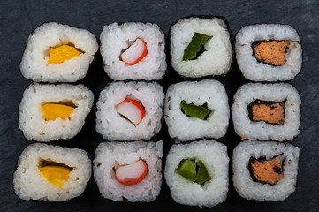 Maki-Sushi auf einer Schieferplatte