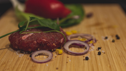 Mięso mielone przygotowane do grillowania 