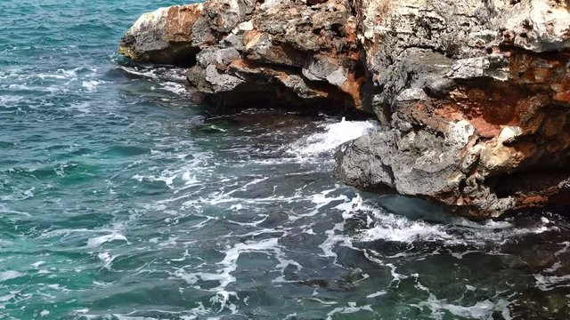 Des vagues en bor de mer