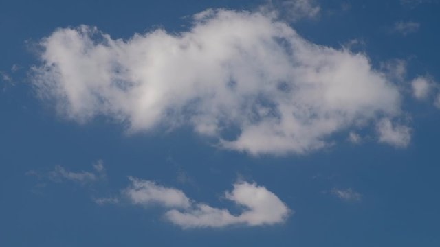 N&aacute;poles. Nubes y avi&oacute;n reactor sobre el cielo. Campania, Italia, Europa.