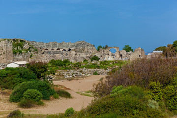 Fototapeta na wymiar Old ruins of the city of Side Turkey
