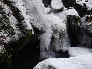 kaskada  sopli lodu w różnych ciekawych formach © barbara