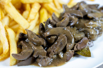 rognons de porc en sauce et frites