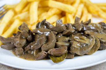 rognons de porc en sauce et frites