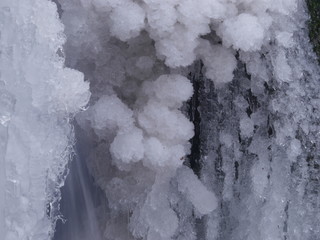 kaskada  sopli lodu w różnych ciekawych formach © barbara