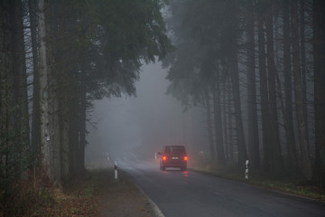 Strassenverkehr bei nebel