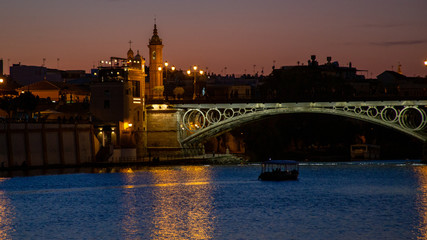 Fototapeta na wymiar Barco bajo puente noche