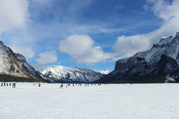 Fototapeta na wymiar landscape view of mountain in Canada with blue sky, winter, snow, sunny 