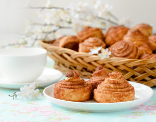 Cinnamon buns with tea and spring flowes
