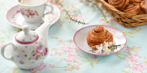 Cinnamon buns with tea and spring flowes