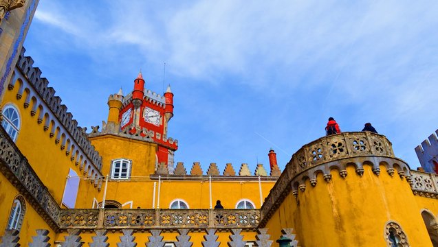 veduta del Pal&aacute;cio da Pena situato sulle colline della citt&agrave; di Sintra a Lisbona. Il palazzo &egrave; stato dichiarato patrimonio mondiale dell'UNESCO ed &egrave; stato eletto una delle 7 meraviglie del Portogallo