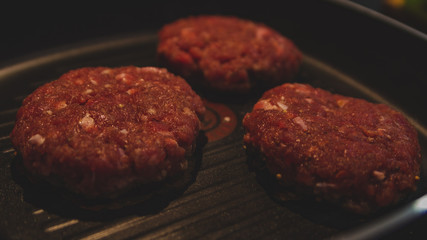 Mięso mielone na patelni grillowej