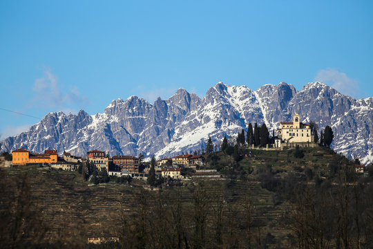 Chiesa di Montevecchia con il monte Resegone alle spalle
