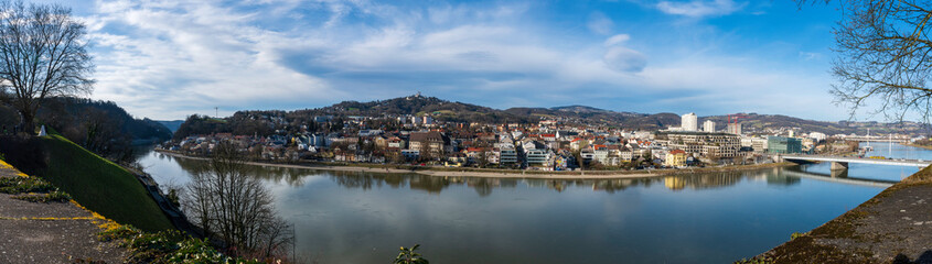 Fototapeta na wymiar Linz Stadtpanorama mit Donau