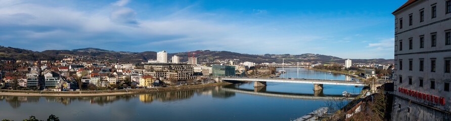 Fototapeta na wymiar Linz Stadtpanorama mit Donau