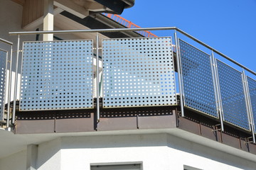 Metallbalkon mit Edelstahl-Sichtschutz und Kupfer-Wetterschutz an der Basisan einem Wohngebäude
