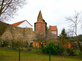 Historische Stadtmauer mit Pulverturm