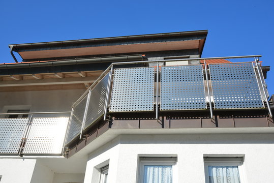 Metallbalkon mit Edelstahl-Sichtschutz und Kupfer-Wetterschutz an der Basisan einem Wohngebäude