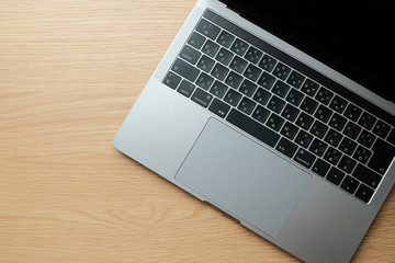 木の机の上のノートパソコン 俯瞰