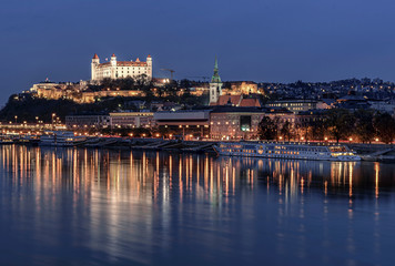 Obraz premium Bratislava castle with river in the night, Bratislava, Slovakia
