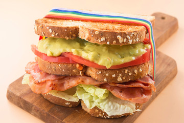 Sandwich LGBT lettuce, guacamole, bacon and tomato