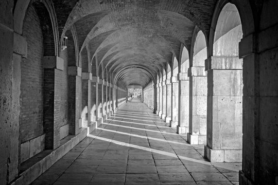 old arch in palace of aranjuez spain black and withe
