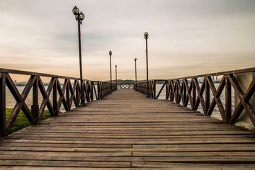 Obraz premium Romantic wooden walkway on the lake