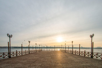 Obraz premium Romantic wooden walkway on the lake