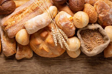 Fotobehang Vers gebakken brood en tarweoren, bovenaanzicht © Nitr