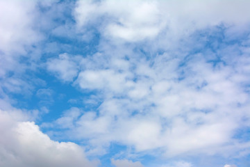 Obraz premium Light high serene sky. Party cloudy