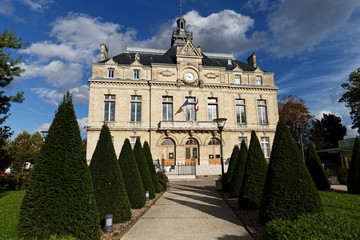 Fototapeta na wymiar Town hall of Nogent le Perreux ,town located near Paris, France.