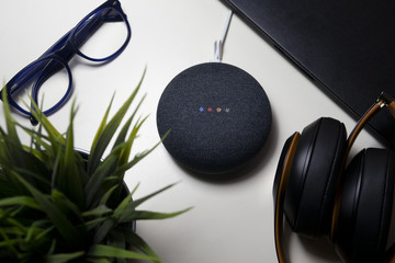 Assistente vocale wi-fi sulla scrivania, casa inteligente  e tecnologica