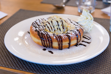 Krapfen mit Vanilleeis