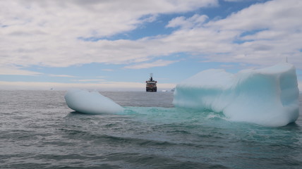 Antarktis Schiff twischen Eisberg schwimmend