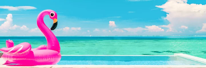 Dekokissen Luxus-Infinity-Swimmingpool-Strandurlaubsreise-Urlaubshintergrund mit Flamingospielzeug-Schwimmerkopfpanorama für Sommerspaßziel. © Maridav