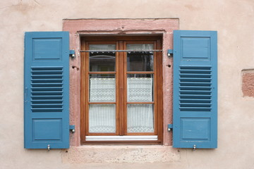 Fenster alt. Fenster historisch. Fensterläden.