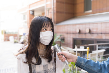 街頭インタビュー　マスクの女性　東京　原宿　