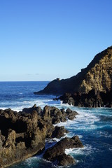 Fototapeta na wymiar Felslandschaft im Atlantik bei Porto Moniz (Madeira)