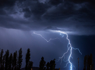 relampago, tempestad, trueno, noche, cielo, clima,atornillar, golpear, nube, energía, electricas,  nube, ciudad, peligro, azul, rayo, energía, brillante