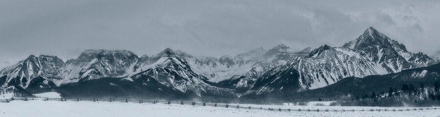 Obraz premium Panoramic view of a mountain range in winter