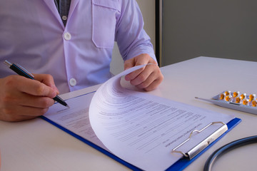 The doctor asked about the illness. Tell you how to take medication Health care Recovery from...