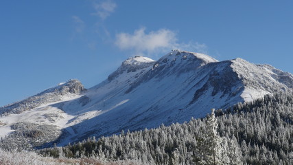 Fototapeta na wymiar Snow covered mountain range