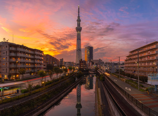 Fototapeta na wymiar Panorama TwilightTokyo Sky Tree in the Kitajukken River in Japan.