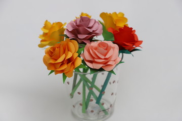 折り紙で作ったバラの花