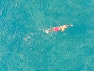 hombre nadando en el mar de una playa de Mallorca concepto de vacaciones y verano