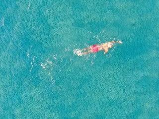 hombre nadando en el mar de una playa de Mallorca concepto de vacaciones y verano